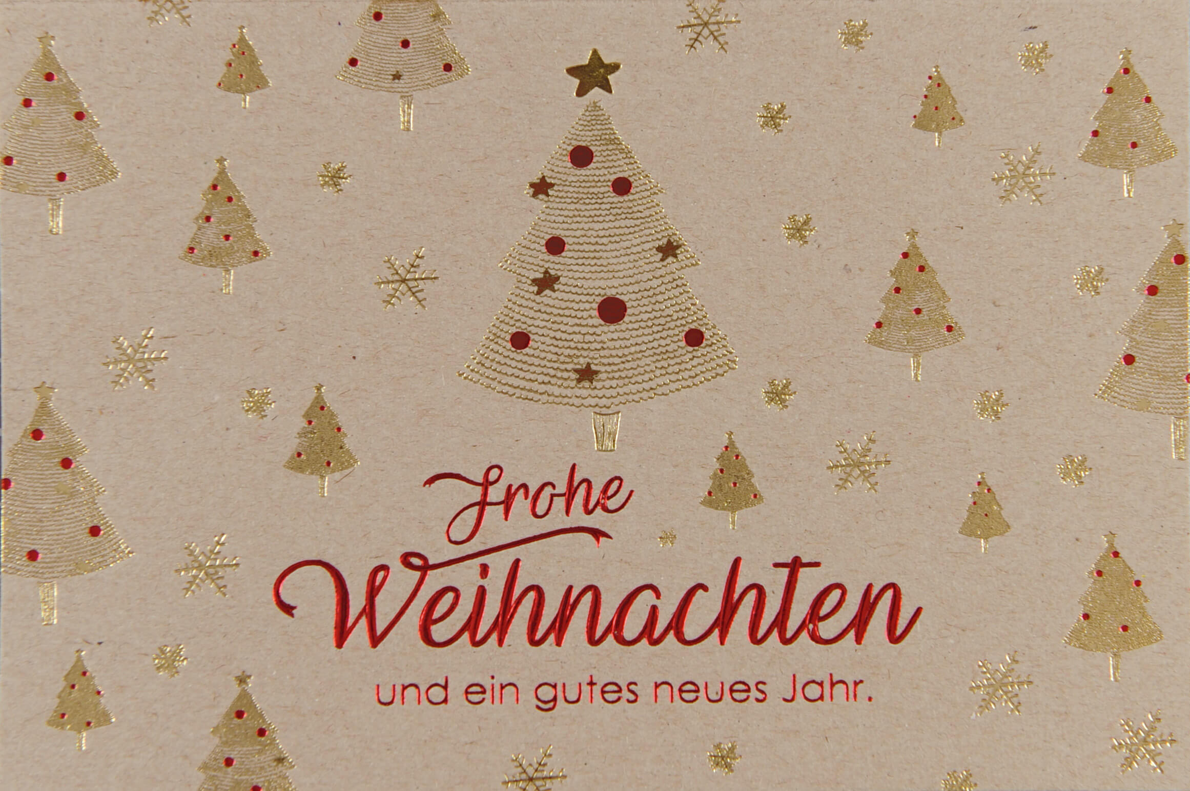 Braune Weihnachtskarte aus Naturkarton mit Folienprägung gold, rot und einem Falteinleger