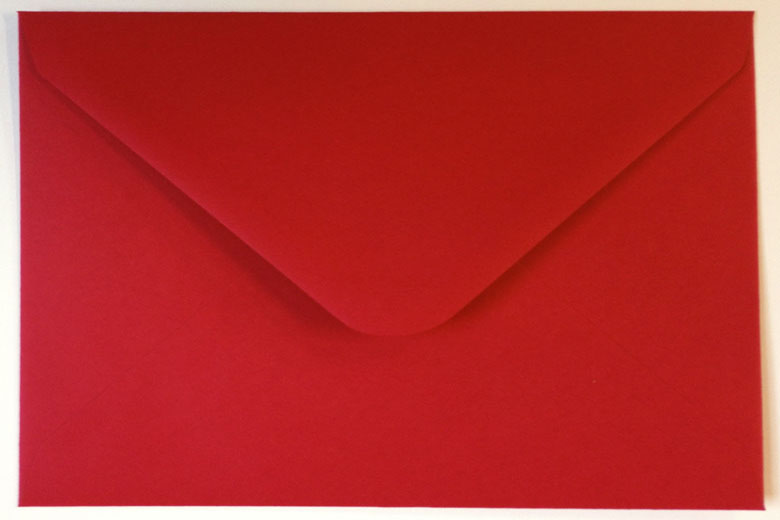 roter Briefumschlag im Format 20 x 12,4 cm mit dreieckiger Verschlussklappe, nassklebend