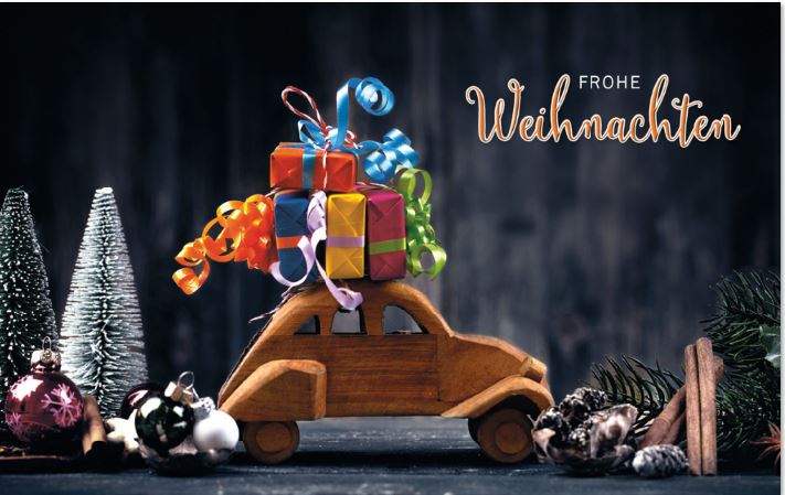 Preiswerte Weihnachtskarte im kleinen Format mit Holzauto und bunten Geschenken auf Dach