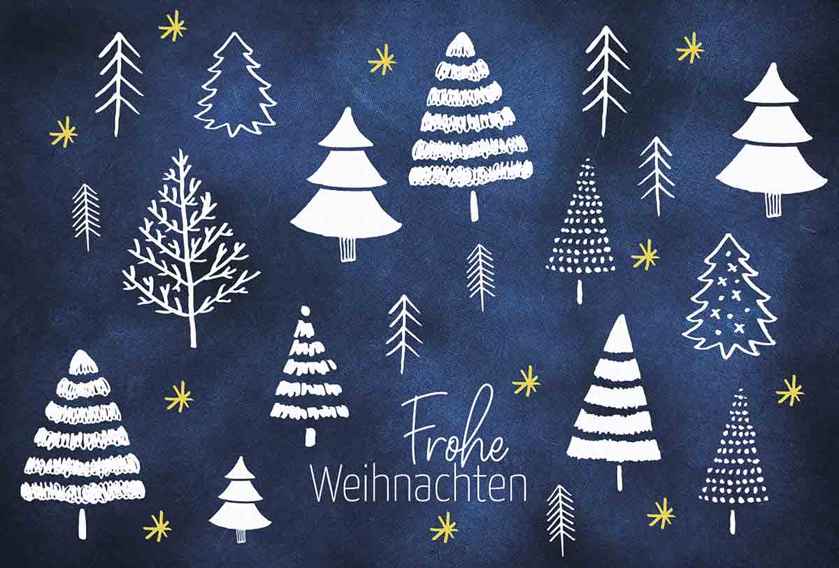 Blaue Weihnachtskarte mit weißen Bäumen, gelben Sternen und "Frohe Weihnachten"