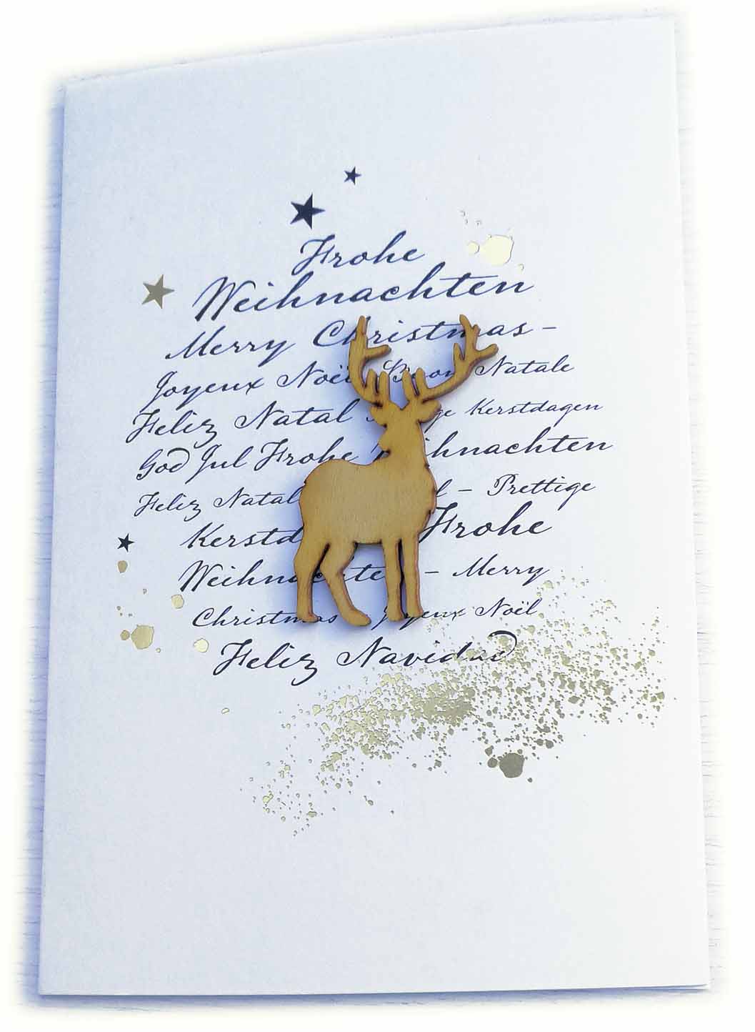 Weiße Weihnachtskarte mit Echtholz-Hirsch und internationalen Grüßen, inkl. Einleger