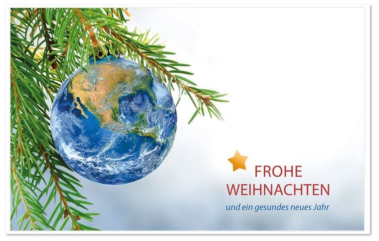 Weihnachtliche Grußkarte mit hängender Weltkugel an grünem Tannenzweig und weihnachtlichen Grüßen