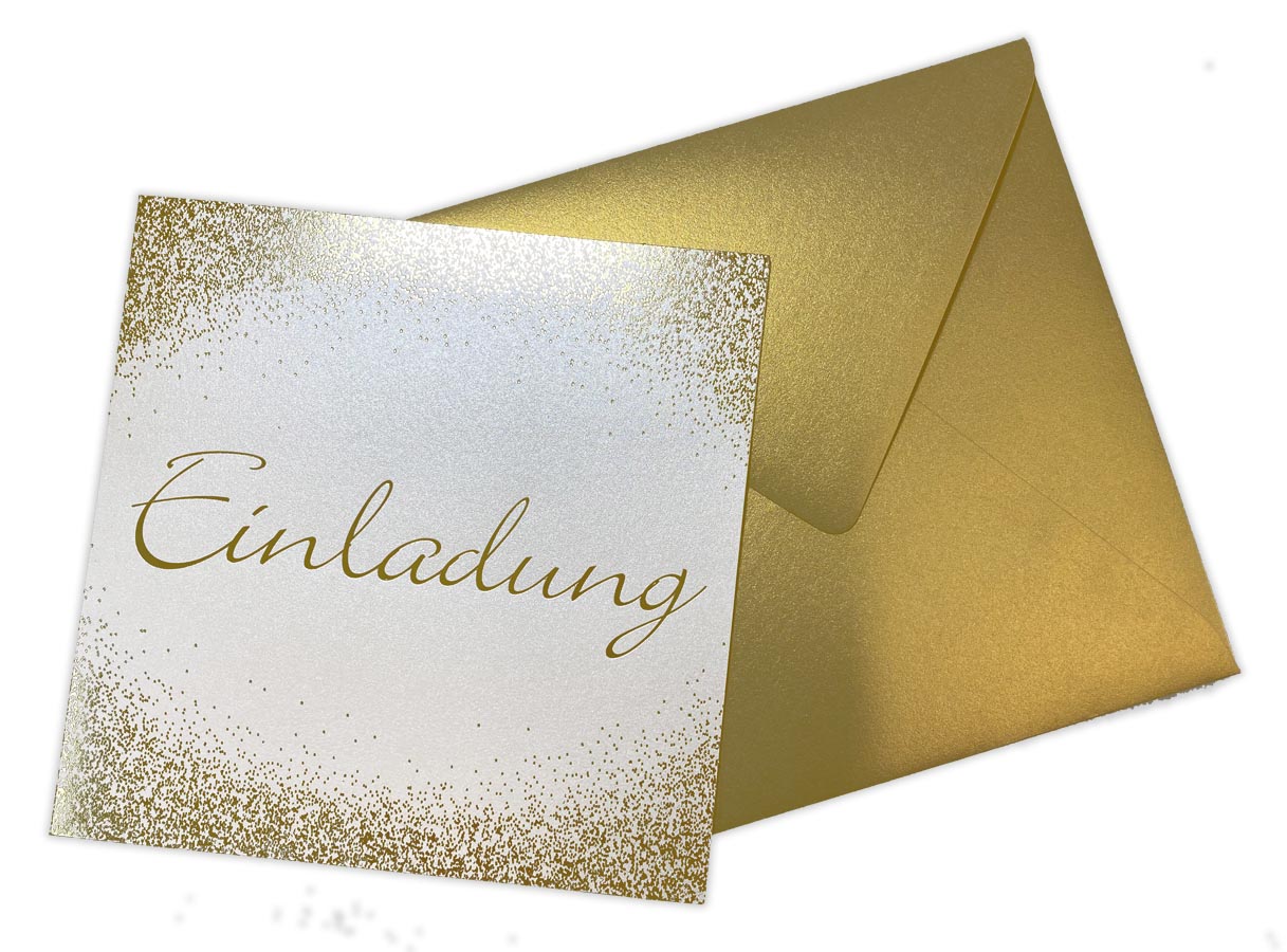 Perlmuttfarbene Einladungskarte zur Goldenen Hochzeit mit Schriftzug "Einladung" in Goldfolienprägung. und goldener Briefumschlag