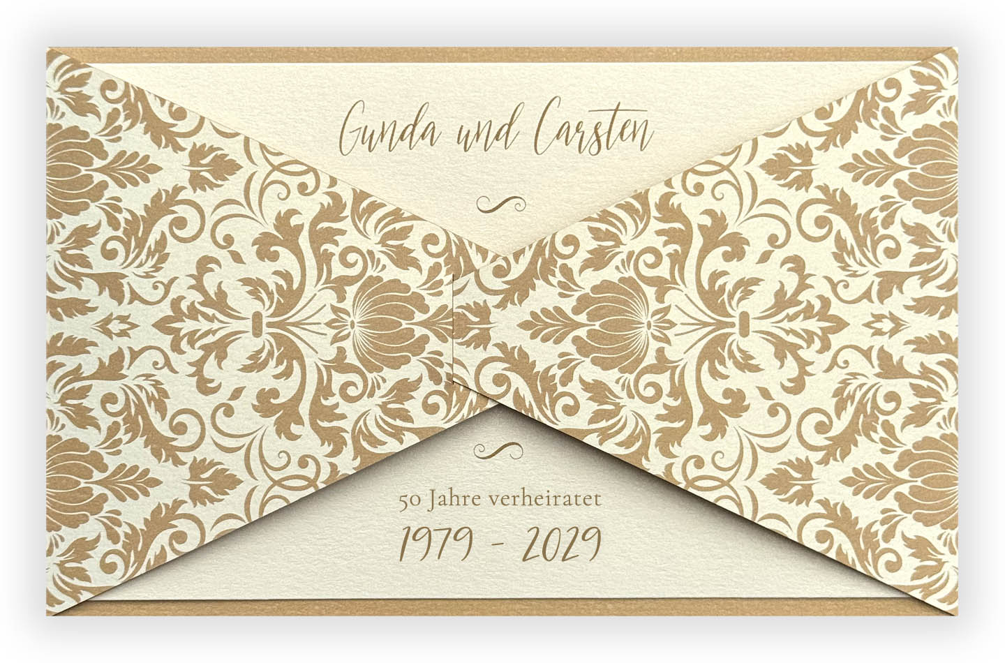 Einladungskarte zur Goldenen Hochzeit mit gold-creme Ornamentverzierung und Einlegeblatt