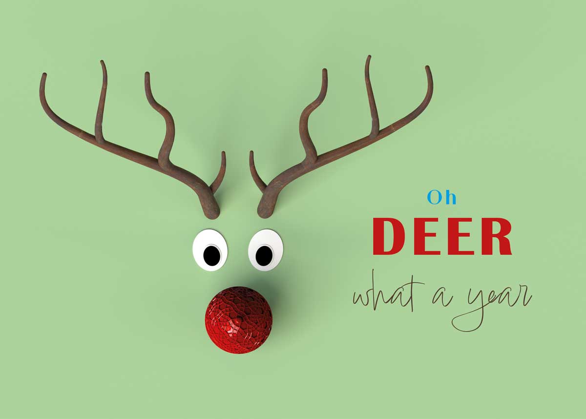 Humorvolle Weihnachtskarte "Oh Deer, what a year" mit Rentiergeweih, roter Nase und Kulleraugen