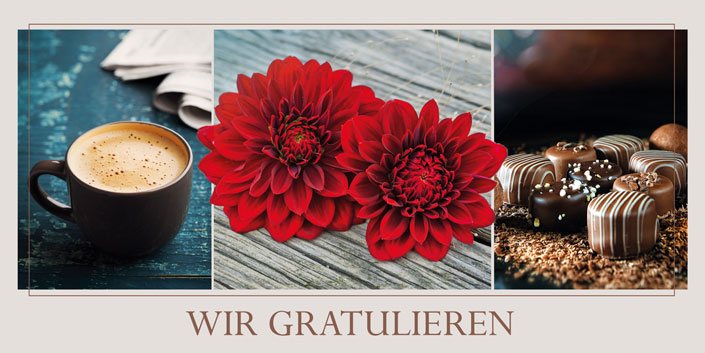 Glückwunschkarte im klassischen DIN lang Format mit Motivdruck einer Kaffeetasse, roten Blumen, Pralinen-Konfekt und Schriftzug "Wir Gratulieren"