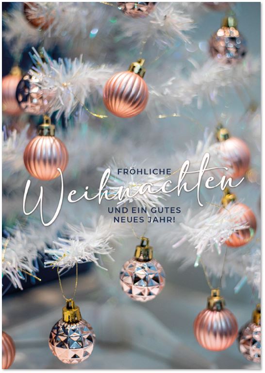 Klassische Weihnachtskarte mit rosafarbenen Weihnachtskugeln an weißen Zweigen