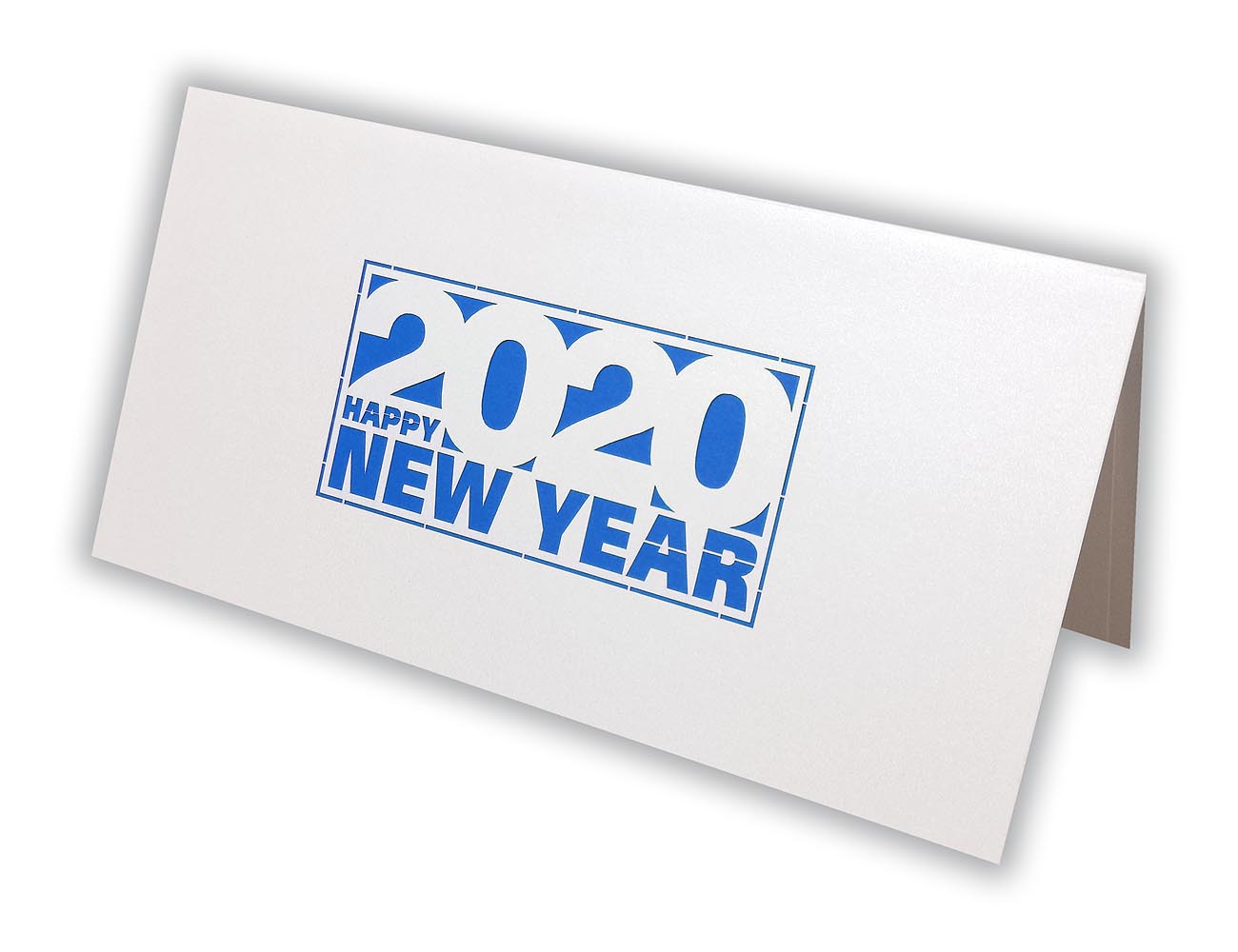 Neujahrskarte Happy New Year aus weißem Metallic-Karton mit Laserstanzung 2020 und blauem Einlegeblatt