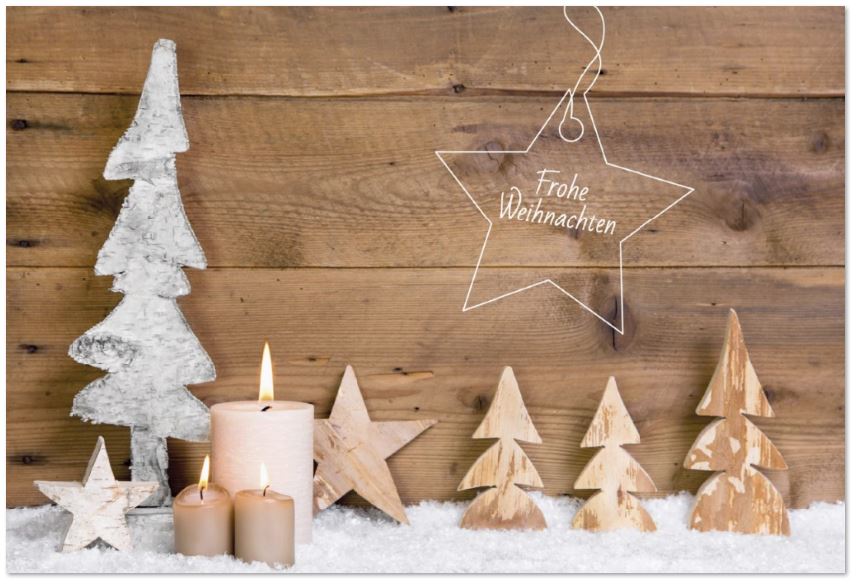 Heimelige Weihnachtskarte im Holzdesign mit brennenden Kerzen und Weihnachtsdeko aus Holz