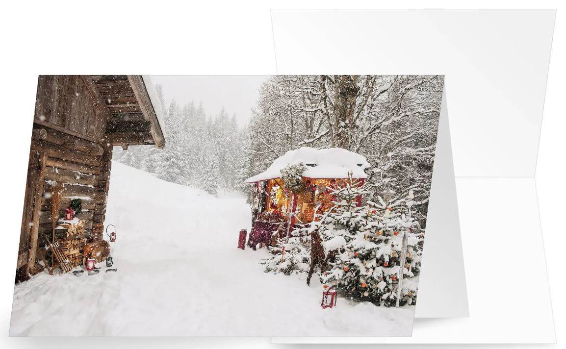 Winter-Weihnachtskarte mit weihnachtlichem Stand, Holzhütte und verschneitem Wald