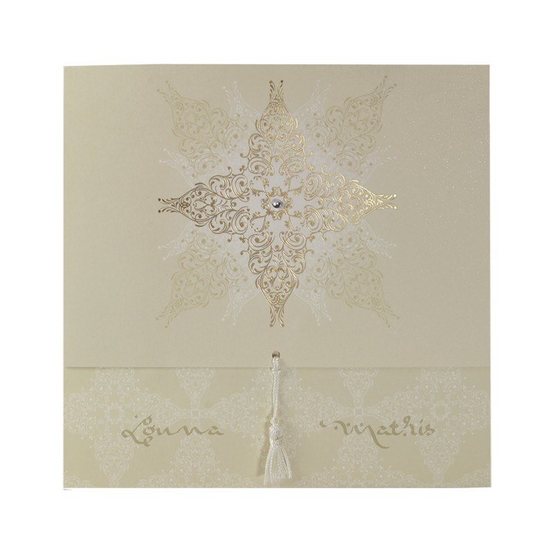 Orientalische Einladungskarte mit filigranem Folien-Ornament auf Metallic-Karton mit Kordel beige