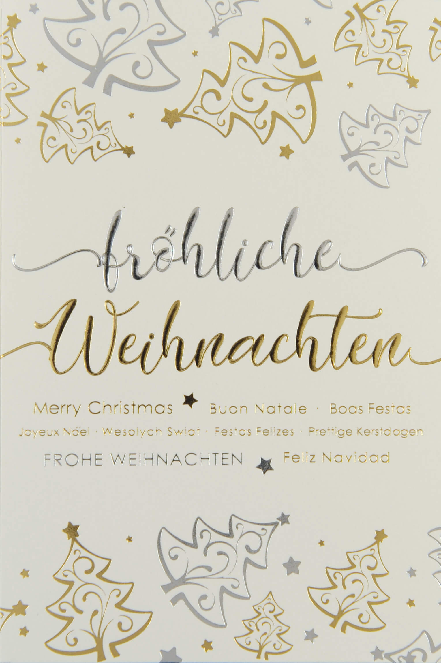 Cremefarbene Weihnachtskarte mit goldenen und silbernen Tannenbäumen und internationalen Grüßen