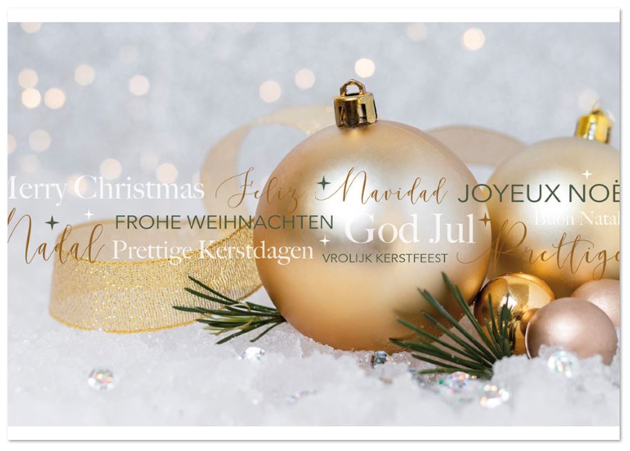 Klassische Festtagskarte mit internationalen Grüßen und goldenen Weihnachtskugeln im Schnee