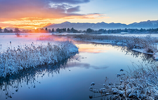 Winterliche Grußkarte mit traumhafter Seenlandschaft und Bergkulisse