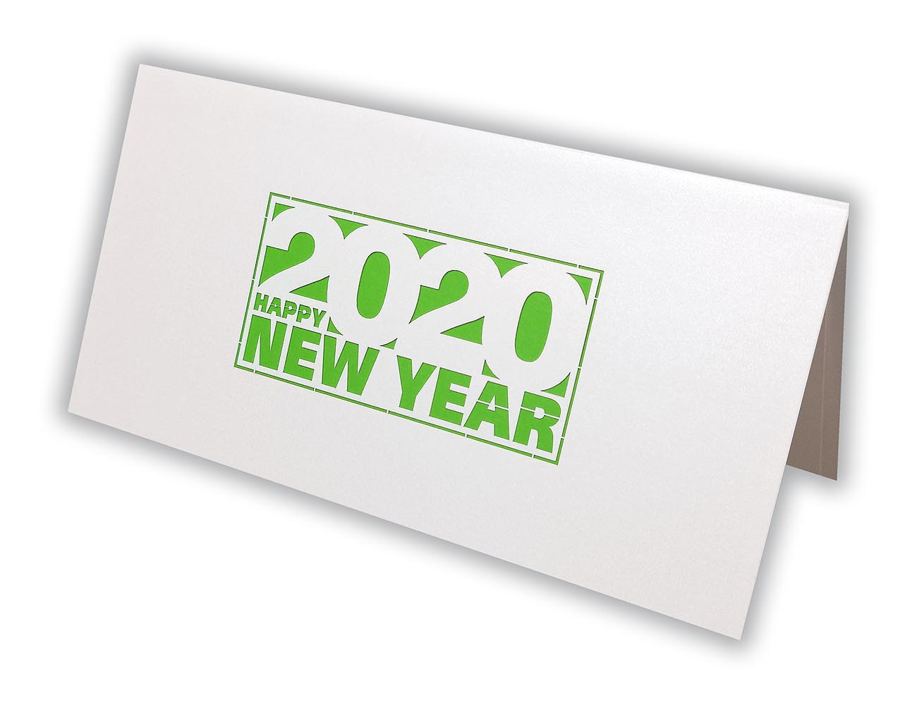 Neujahrskarte Happy New Year aus weißem Metallic-Karton mit Laserstanzung 2020 und grünem Einlegeblatt