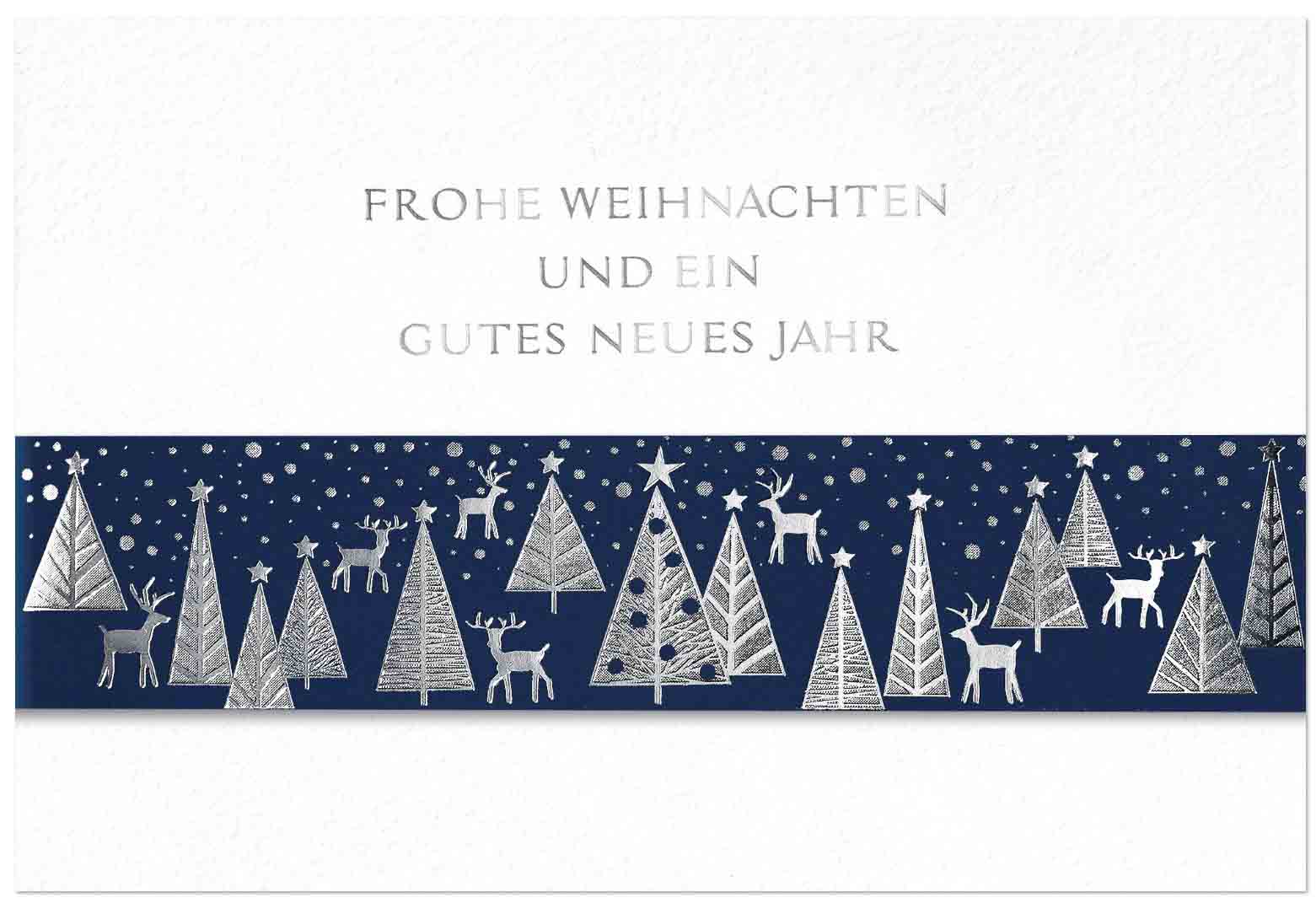 Festliche Weihnachtskarte in weiß und blau mit Tannenbäumen und Hirschen auf Banderole