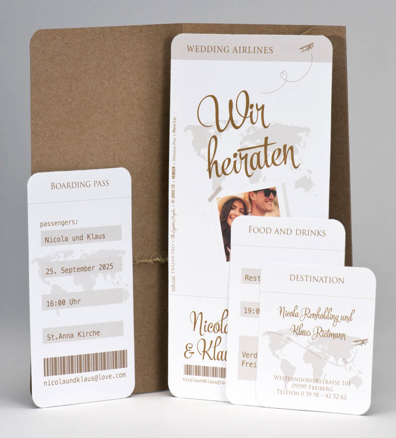 Originelle Hochzeitseinladungkarte als Pocketkarte mit Flugticket und Einlegekarten innen