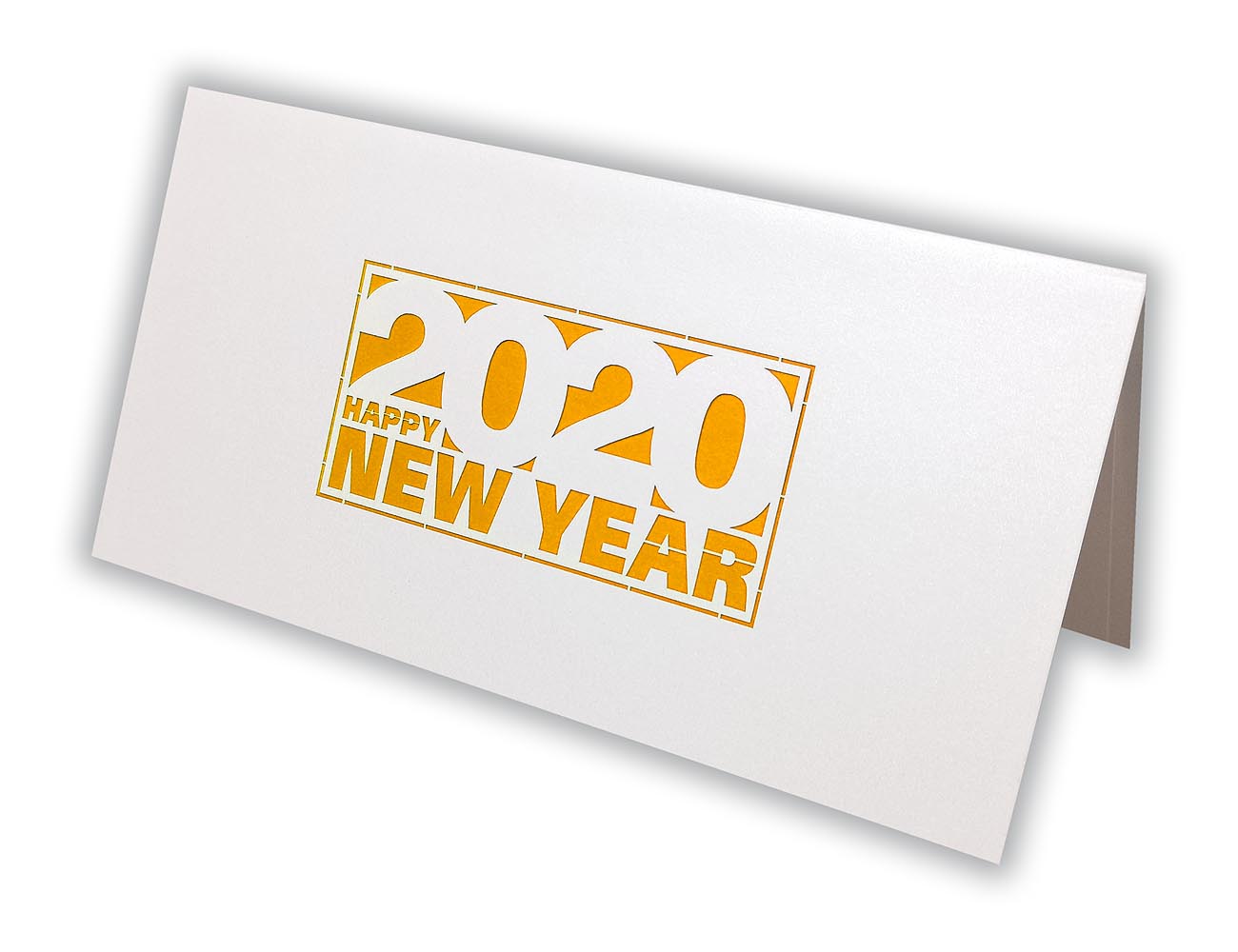 Neujahrskarte Happy New Year aus weißem Metallic-Karton mit Laserstanzung 2020 und orangefarbenem Einlegeblatt