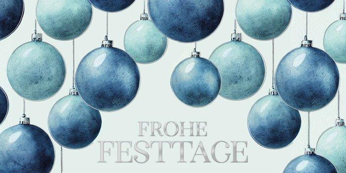 Weihnachtskarte mit blauen Christbaumkugeln und silbernem Gruß "Frohe Festtage", DIN lang