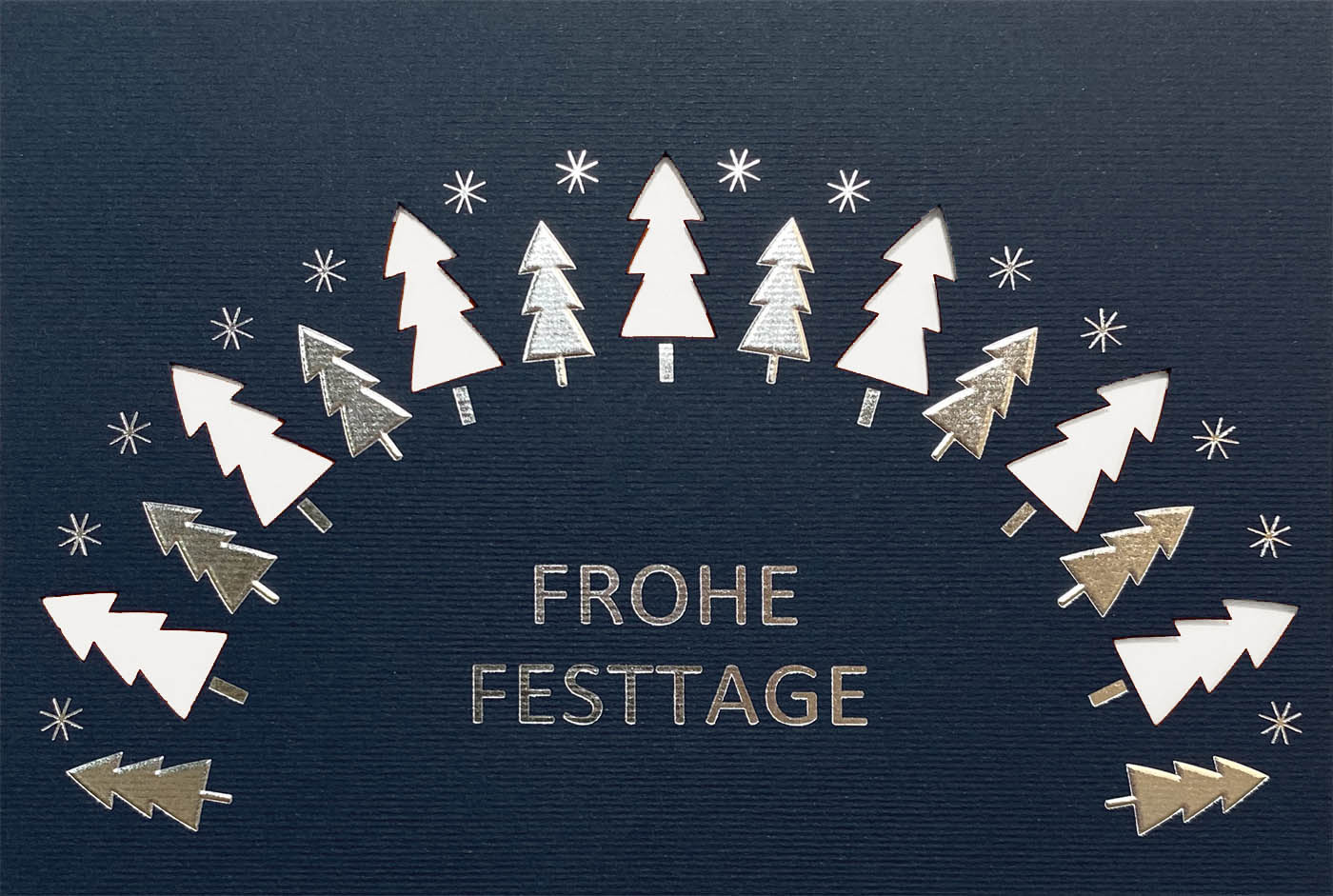 Dunkelblaue Weihnachtskarte mit Silberfolienprägung und Formstanzung, Einleger weiss