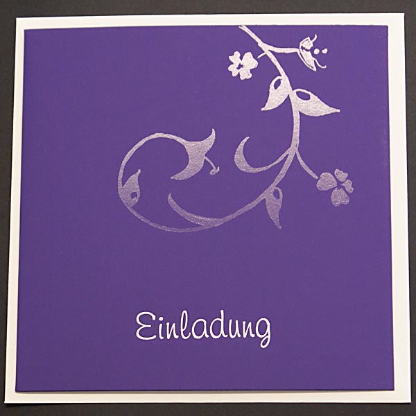 Einladungskarte violett mit Silber-Folienprägung und Glanzlack