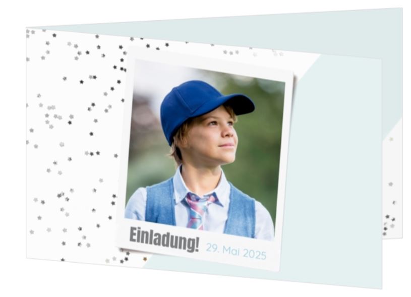 Hellblaue Einladungskarte zur Kommunion mit Foto in Polaroid-Optik und kleinen Sternchen