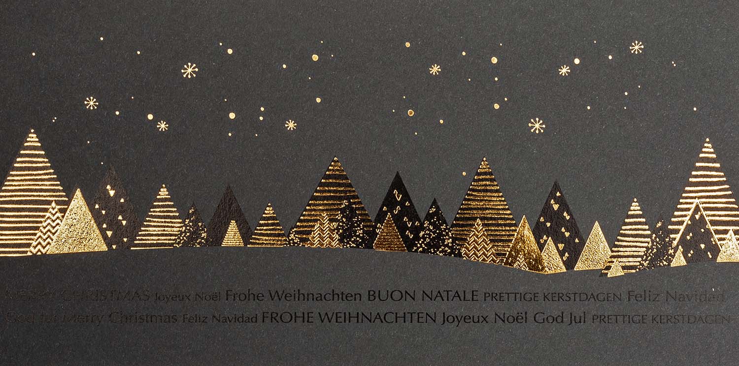 Dunkelgraue Weihnachtskarte mit internationalen Weihnachtsgrüßen und Weihnachtswald