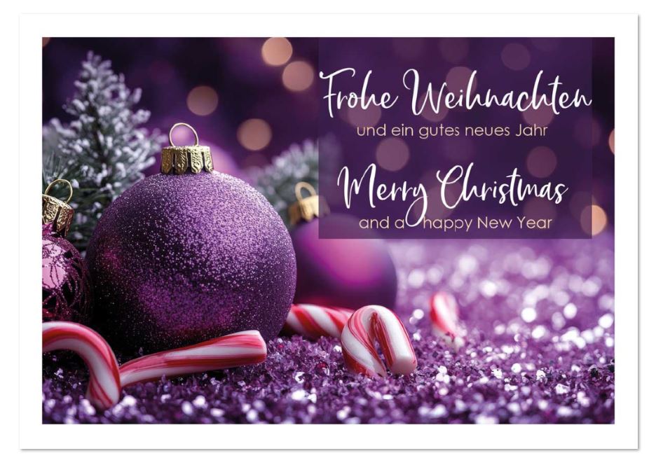 Violette Weihnachtskarte mit deutsch-englischem Gruß, Zuckerstangen und Weihnachtskugeln