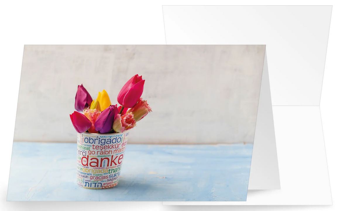 Mehrsprachige Danksagungskarte, für viele Anlässe geeignet, mit bunten Tulpen in einer Tasse