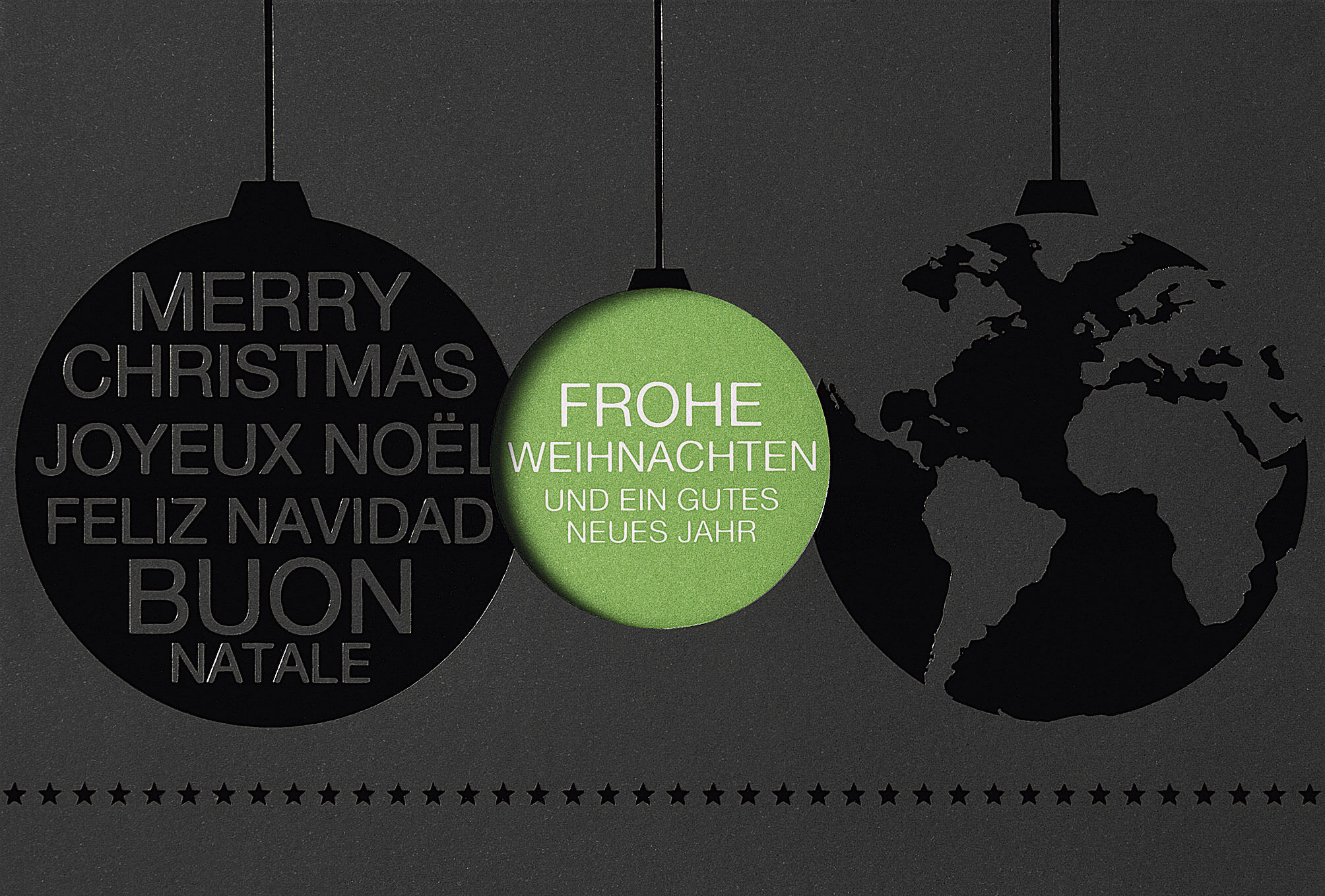 Moderne Weihnachtskarte in schwarz mit internationalen Grüßen und unsere Erde als Baumkugel