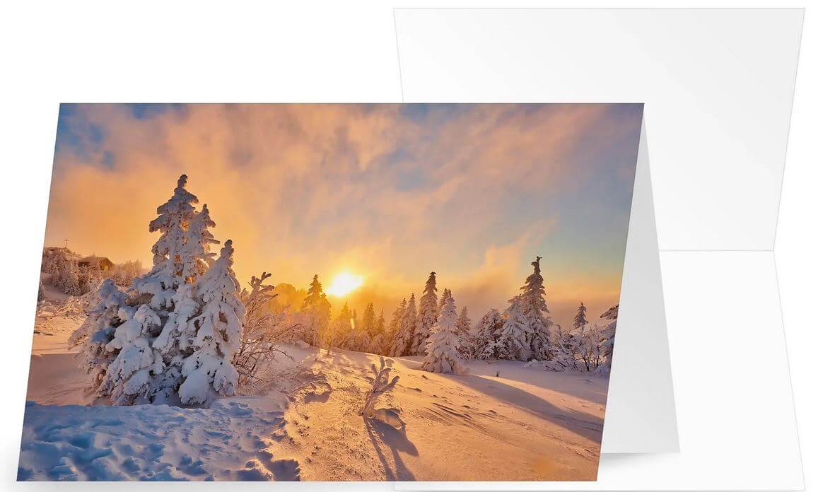 Atemberaubende Winterlandschaft bei Sonnenuntergang mit verschneiten Tannenbäumen