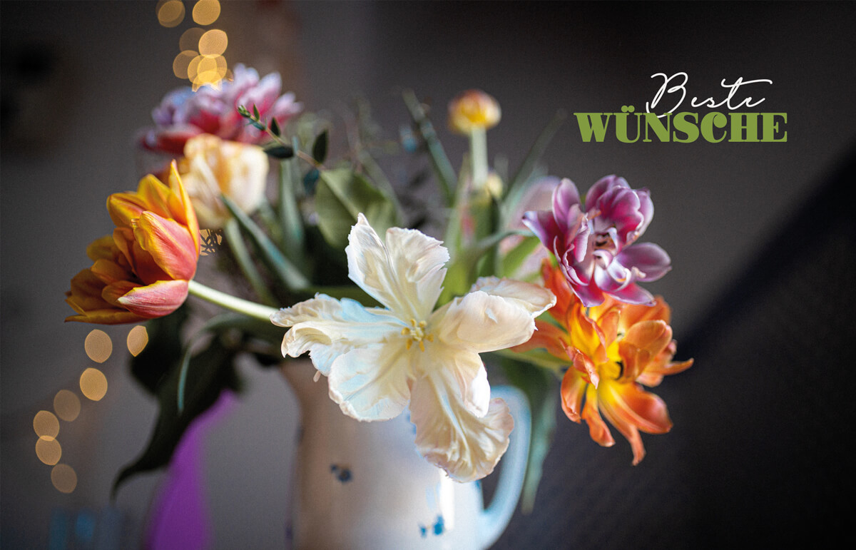 Blumenglückwunschkarte mit bunten Tulpen in einer Vase und "Beste Wünsche"