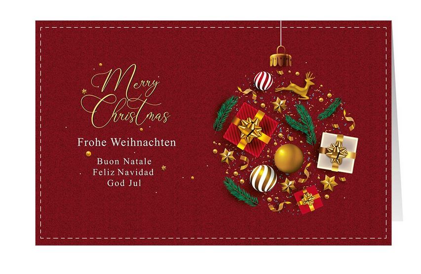 Internationale Weihnachtskarte in rot mit hängender Kugel, Geschenken, Hirsch und Sternen