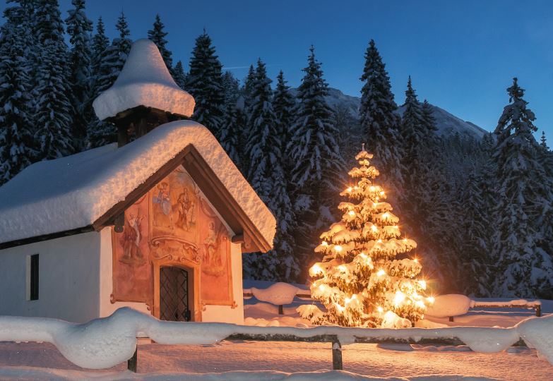 Weihnachtskarte mit Bergkapelle und leuchtendem Christbaum bei Nacht, ohne Weihnachtsgruß