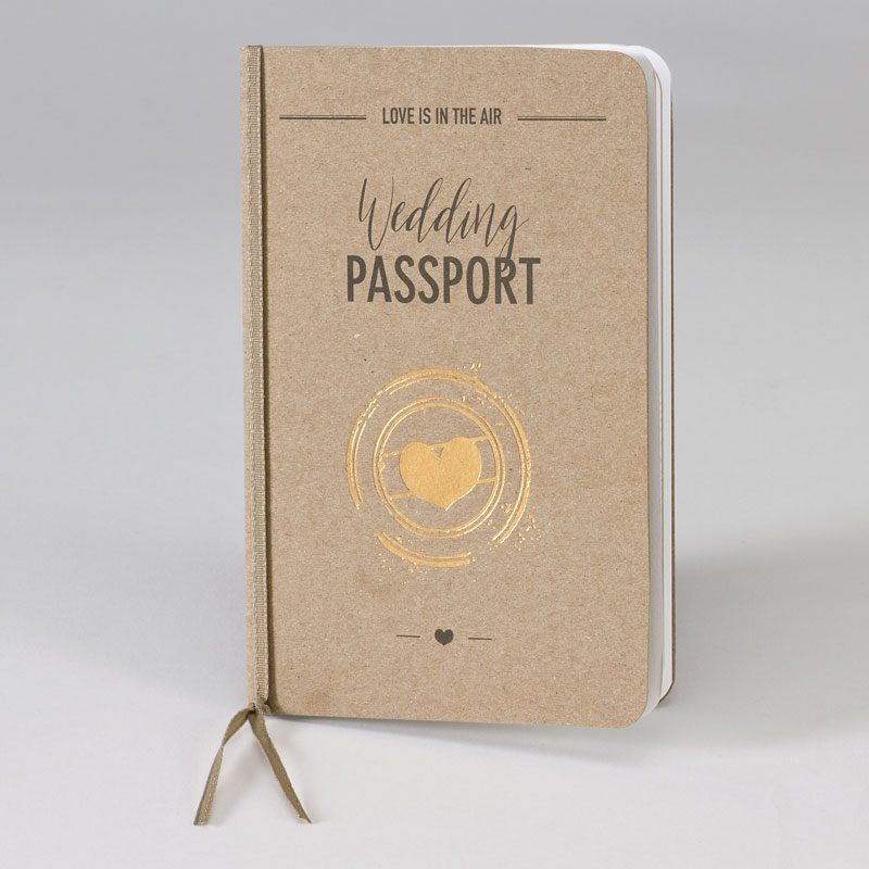 Wedding-Passport als originelle Hochzeitskarte in der Art eines Reisepasses mit Herz-Siegel Prägung in Goldfolie