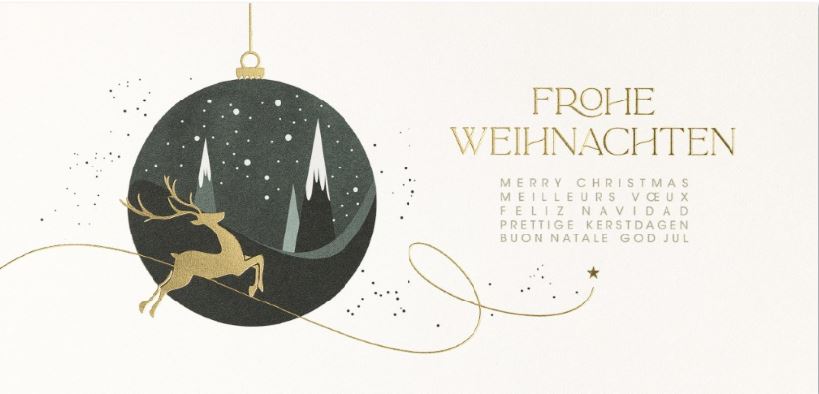 Internationale Weihnachtskarte mit goldenem, springenden Hirsch und grüner Weihnachtskugel