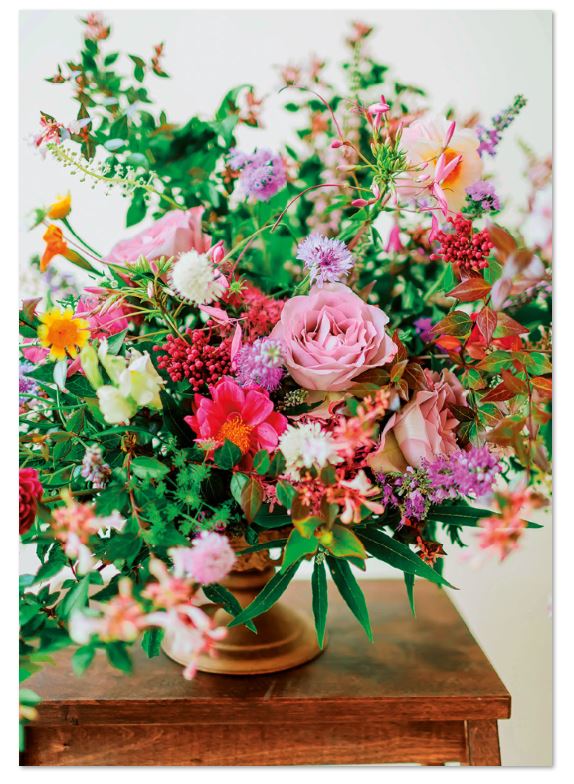 Blumenkarte für viele Anlässe mit üppigem Blumenstrauß auf einem Holztisch, ohne Gruß