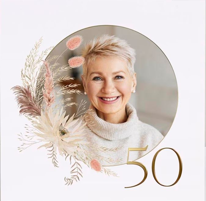 Fotoeinladungskarte zum 50. Geburtstag im Greenery Design mit goldener Zahl 50