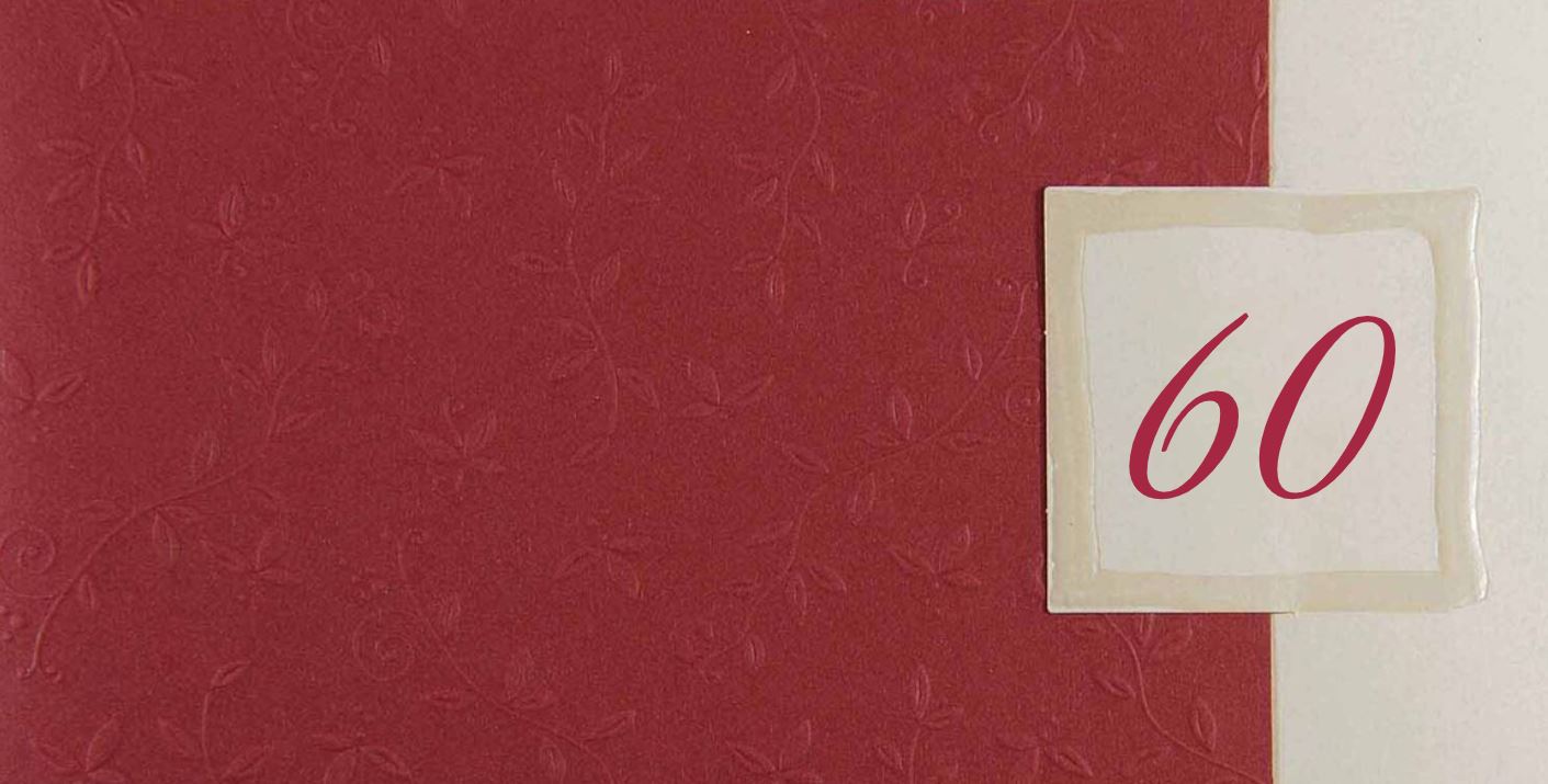 Dunkelrote Einladungskarte zum 60. Geburtstag mit Relief und Blumenornament, DIN lang 