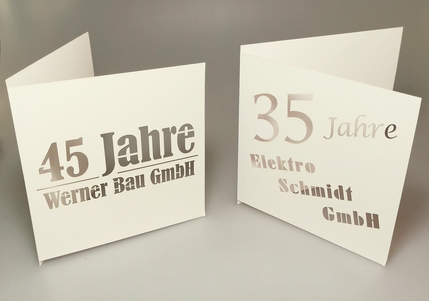 Edle Firmenjubiläumskarte aus cremefarbenem Design-Karton im Beispiel mit 35 und 45 Jahren