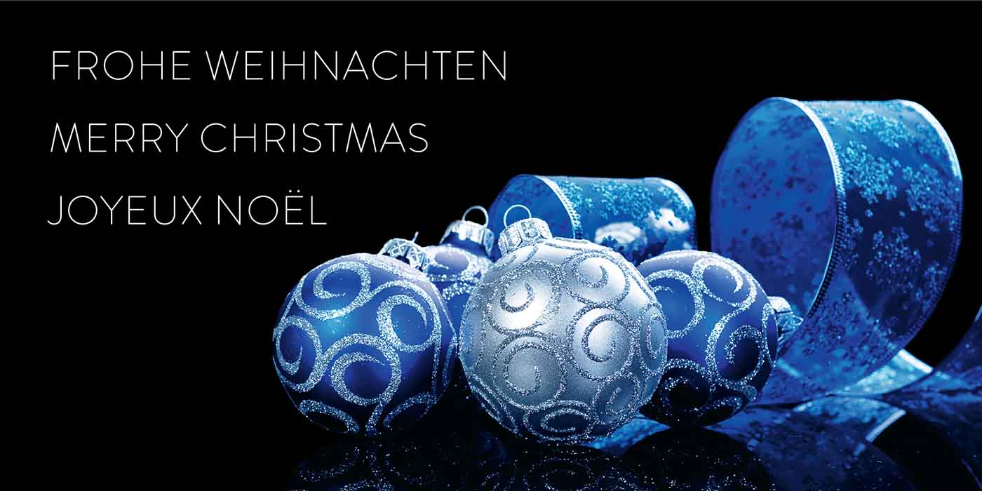 Internationale Weihnachtskarte in schwarz mit blauen Kugeln und Band, DIN lang