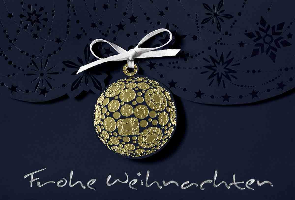 Exclusive Weihnachtskarte mit goldener Baumkugel, weißem Bändchen und Einlegekarte