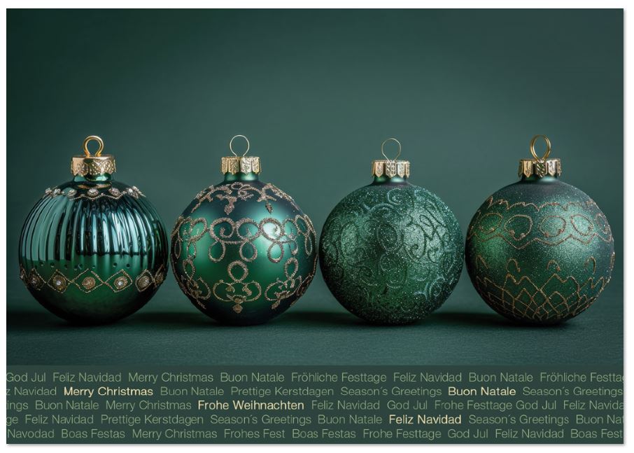 Internationale Weihnachtskarte in dunkelgrün mit ornamentverzierten Weihnachtskugeln im eleganten Design