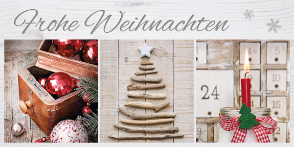 Weihnachtskarte mit Weihnachtsdekoration in Holz-Optik und brennender, roter Kerze