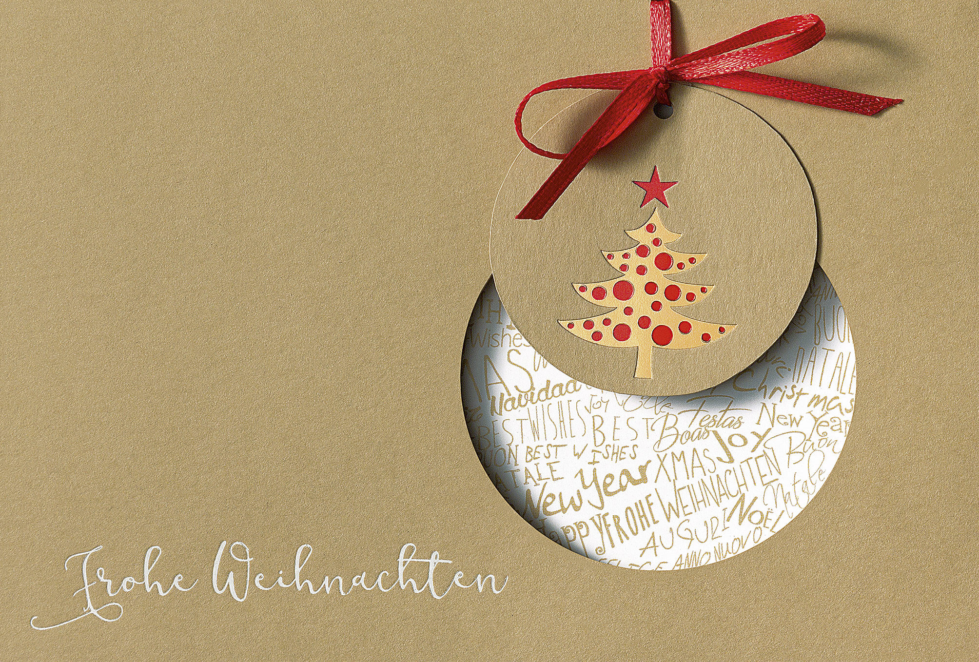 Naturbraune Weihnachtskarte mit Stanzung und gold-rotem Tannenbäumchen, inkl. Band