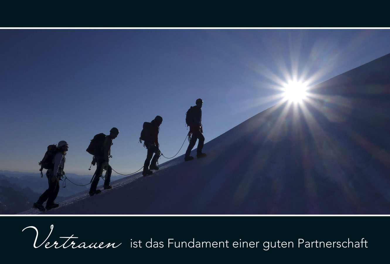 Neujahrskarte Fotomotiv Bergsteiger im Gegenlicht - Vertrauen ist das Fundament für Partnerschaft