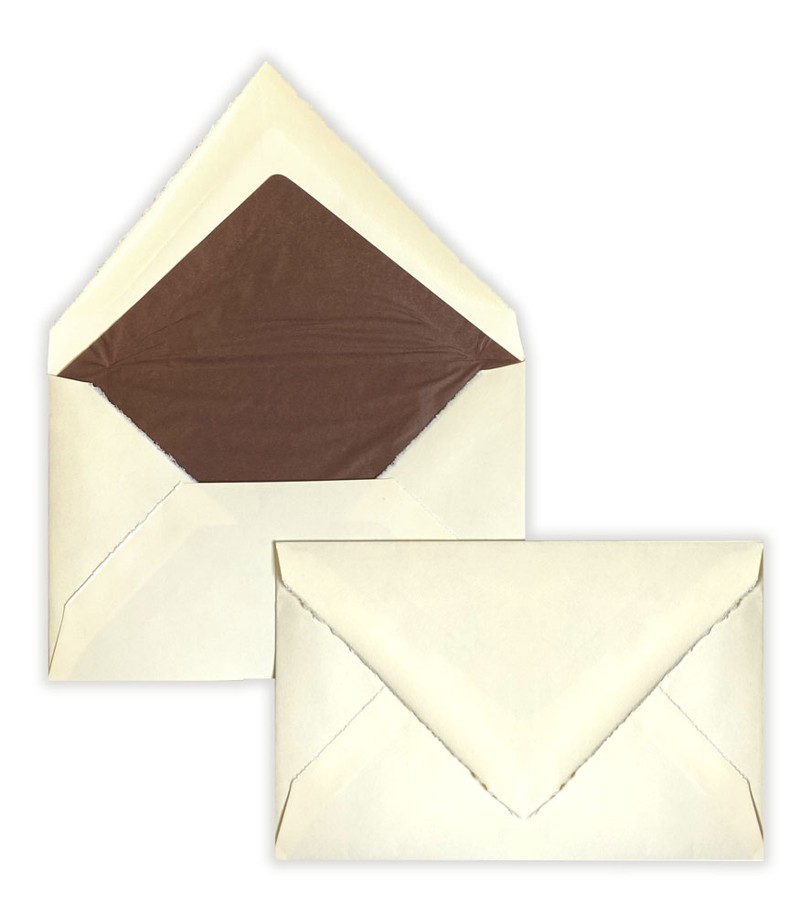 Beige - chamoise Bütten-Briefumschlag in 18,2 x 11,8 cm mit braunem Seidenfutter