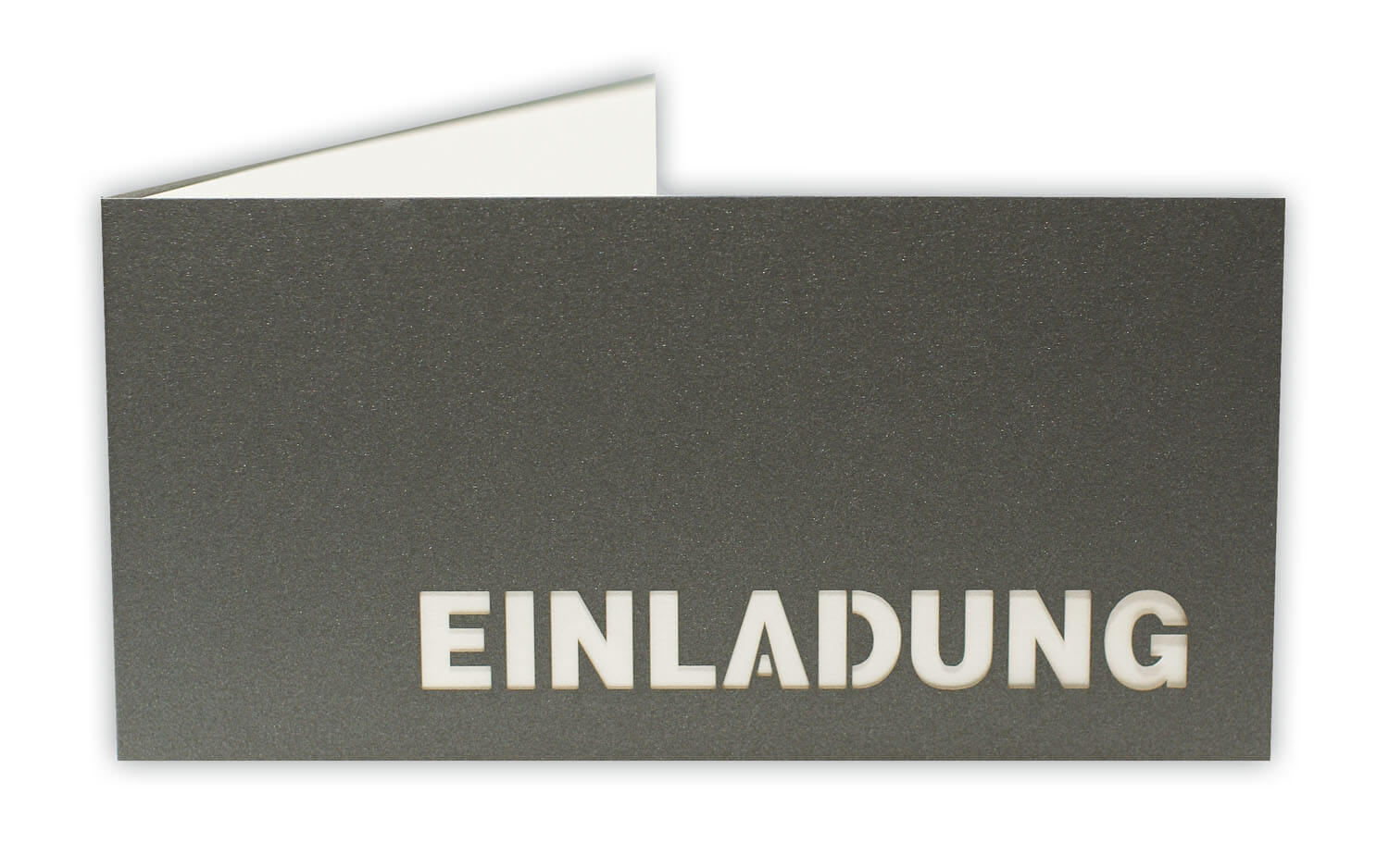 Einladungskarte mit ausgestanztem Schriftzug "Einladung" aus anthrazitfarbenem Metallickarton und perlmuttfarbenem Einleger