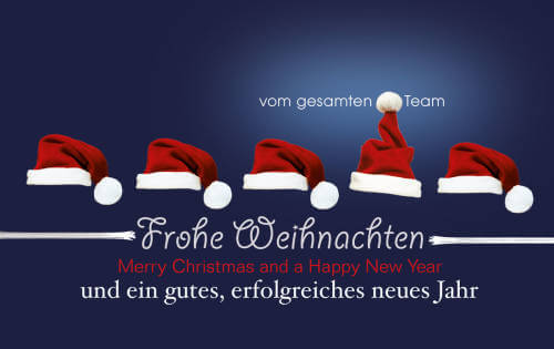 Team-Weihnachtskarte mit roten Nikolaus-Mützen und deutsch-englischem Weihnachtsgruß