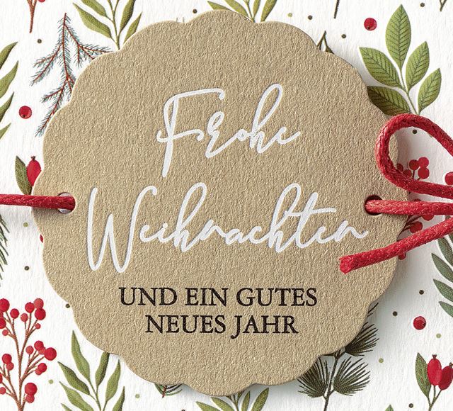 Detailansicht runder Anhänger aus Naturkarton mit "Frohe Weihnachten und ein gutes neues Jahr"